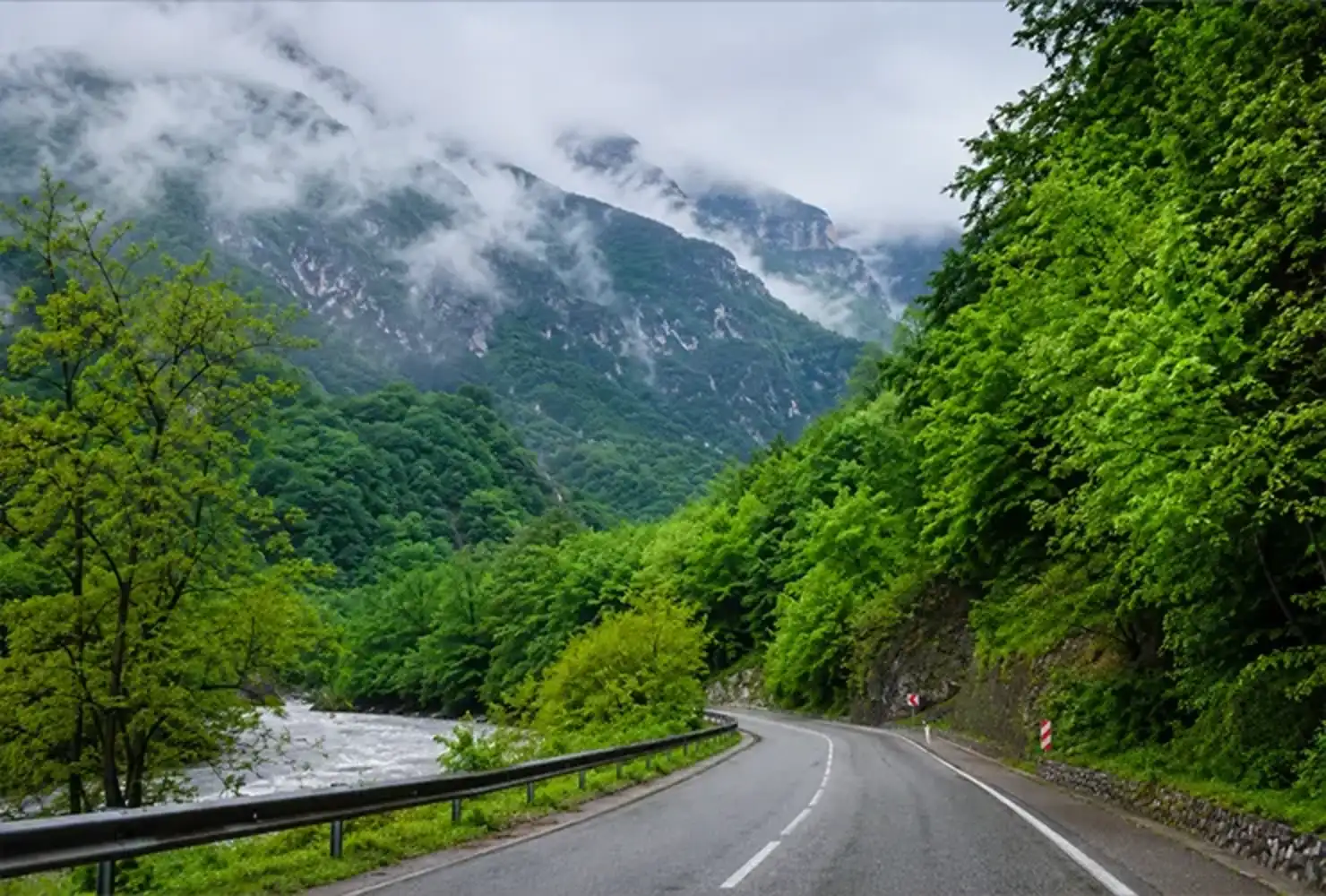 راهنمای سفر به چالوس؛ بررسی جامع مسیرها، جاذبه ها و اقامت راهنمای سفر به چالوس؛ بررسی جامع مسیرها، جاذبه ها و اقامت